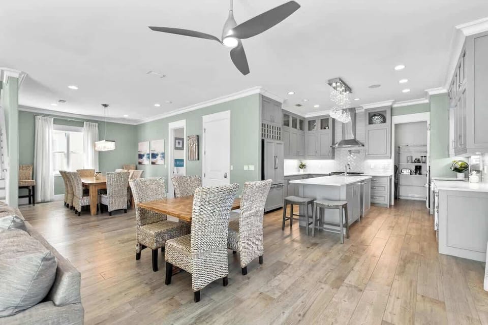 Open & Spacious Living and Dining Area with Room for the Whole Crew