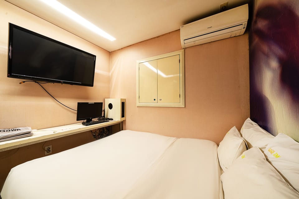 Standard Double Room | Laptop workspace, free WiFi, bed sheets