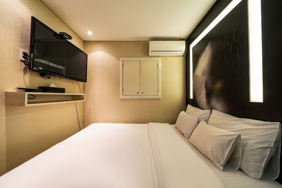 Deluxe Double Room | Laptop workspace, free WiFi, bed sheets