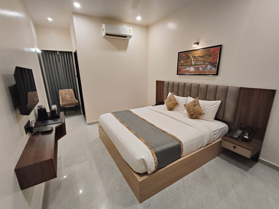Standard Double Room | Bathroom | Shower, towels, soap, shampoo