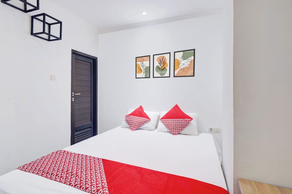 Premium bedding, laptop workspace, free WiFi, bed sheets
