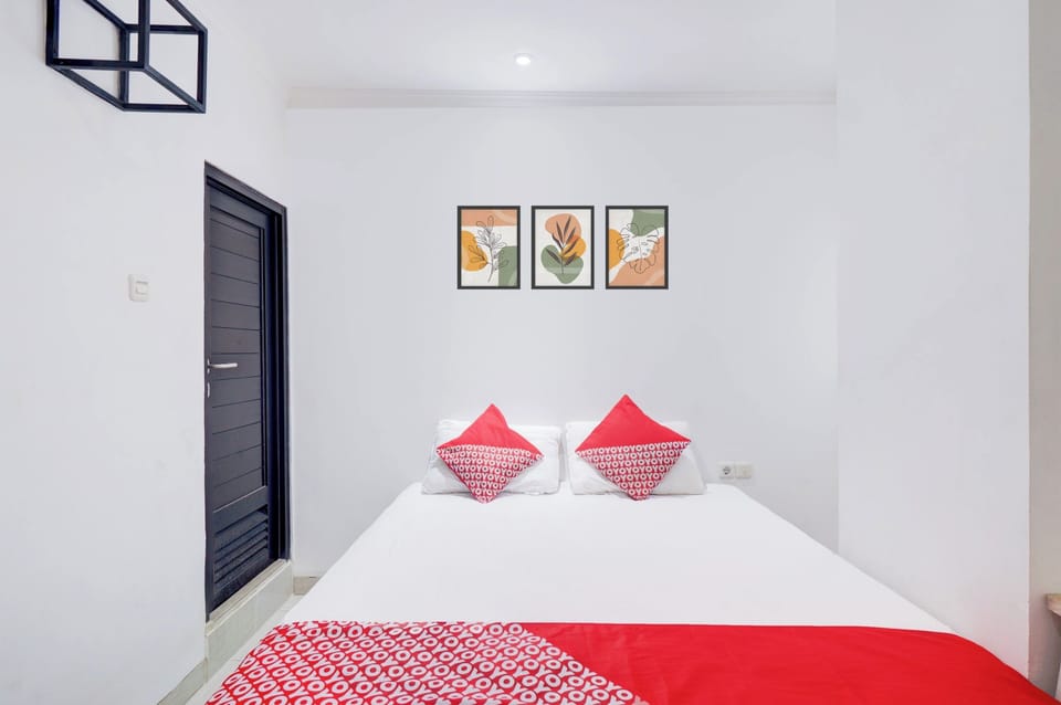 Premium bedding, laptop workspace, free WiFi, bed sheets