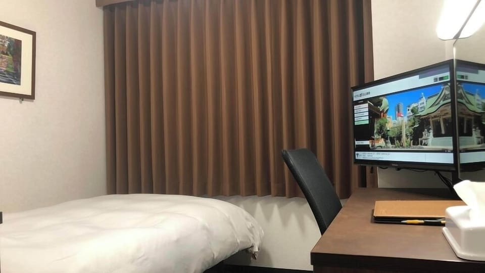 Desk, blackout drapes, soundproofing, free WiFi