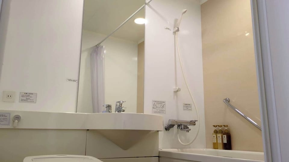 Combined shower/tub, free toiletries, hair dryer, slippers