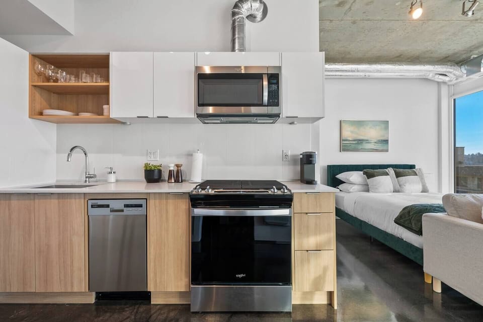 Welcome to this stunning studio located in the heart of Calgary, situated in the architecturally unique and vibrant Nude by Battistella building. This thoughtfully designed space is perfect for solo travelers or couples seeking a modern, cozy retreat amidst the bustling city.