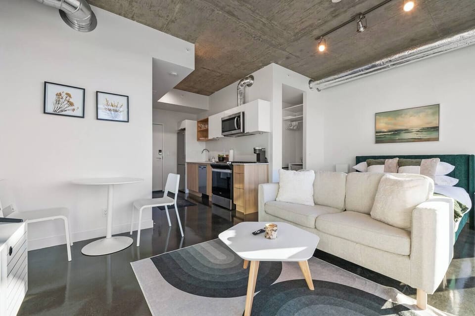Welcome to this stunning studio located in the heart of Calgary, situated in the architecturally unique and vibrant Nude by Battistella building. This thoughtfully designed space is perfect for solo travelers or couples seeking a modern, cozy retreat amidst the bustling city.
