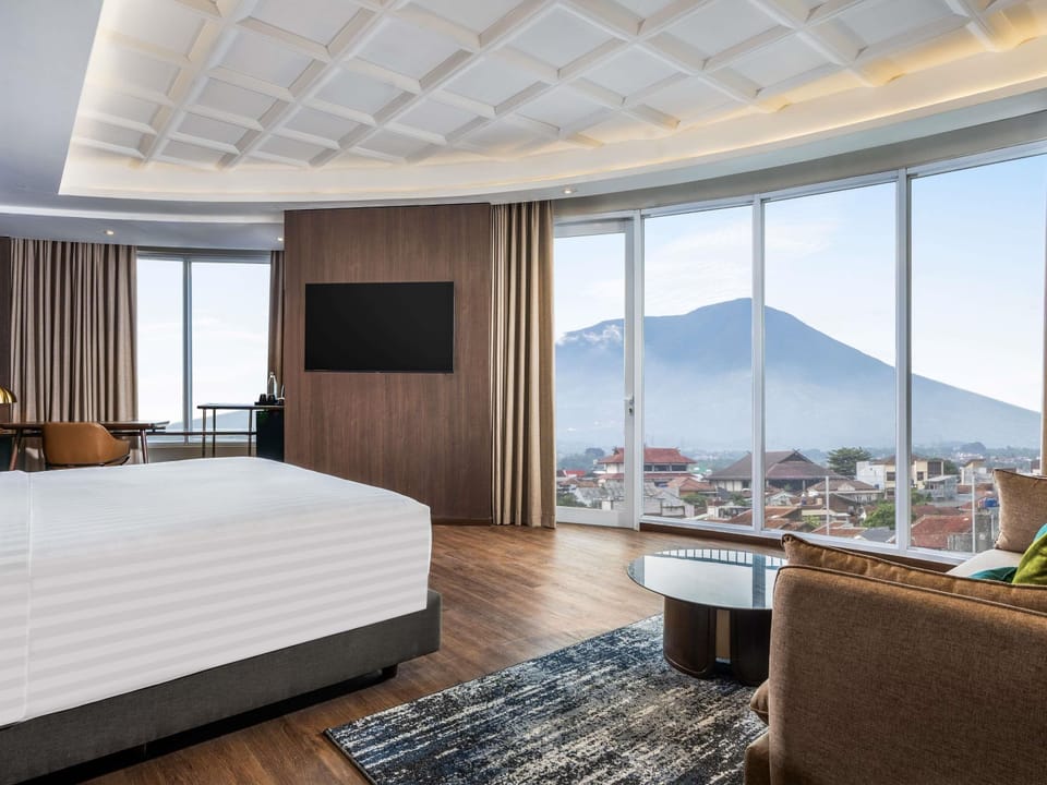 Deluxe Suite, 1 King Bed | Soundproofing, free WiFi