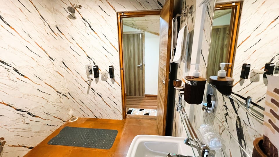 Family Triple Room | Bathroom | Slippers