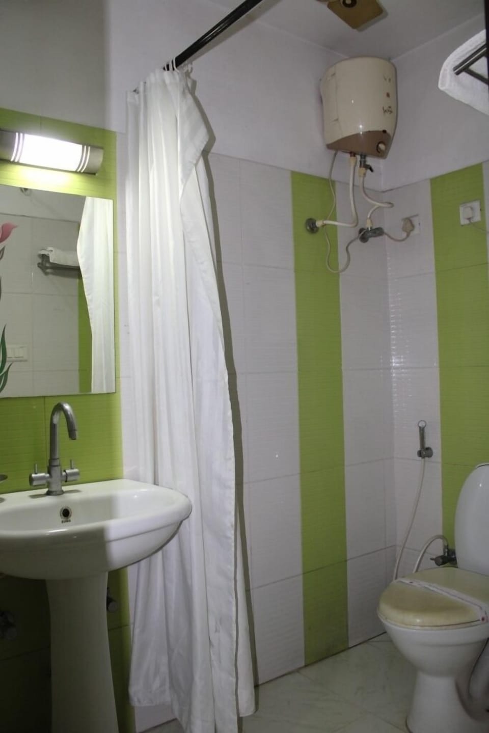 Deluxe Double Room | Bathroom | Free toiletries, towels, soap, shampoo
