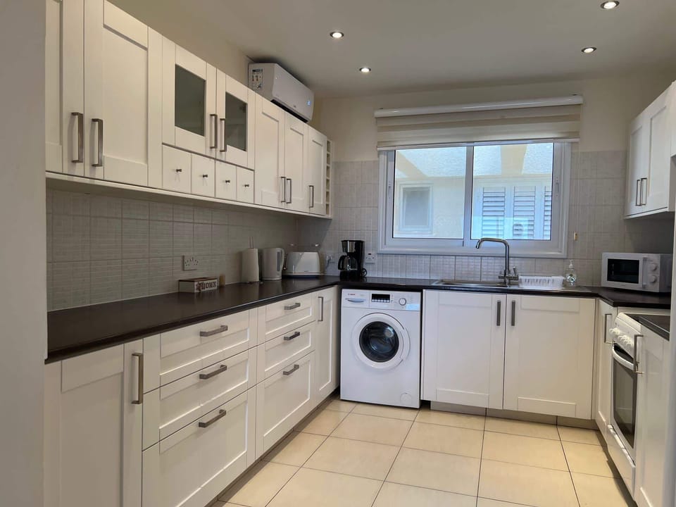 Large, well-equipped kitchen with washing machine