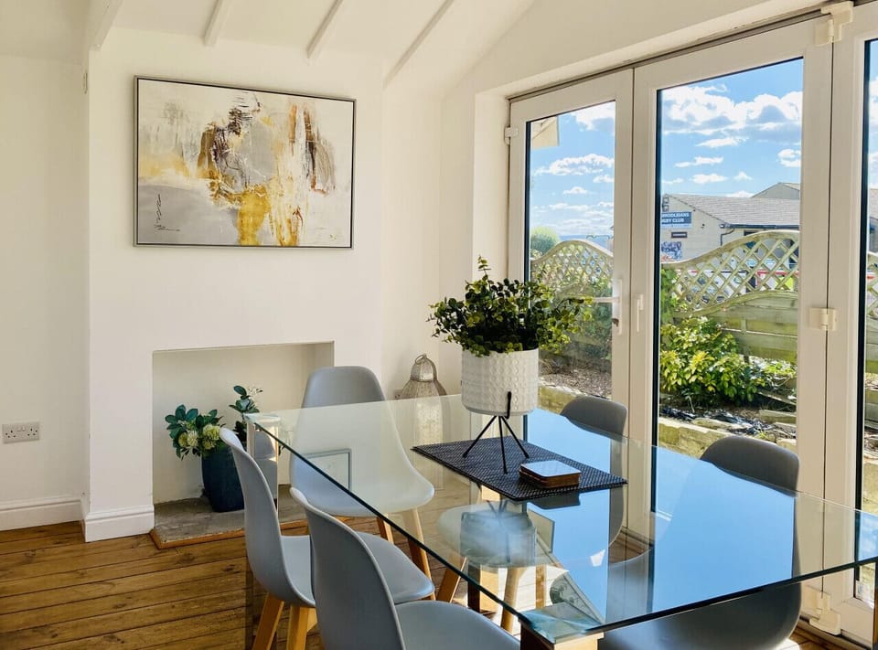 Feel refreshed as the sunlight floods into this delightful dining area. Look out across the fields. If you`re working, you`ve got plenty of space for your laptop and notes to keep on top of your in-box whilst away