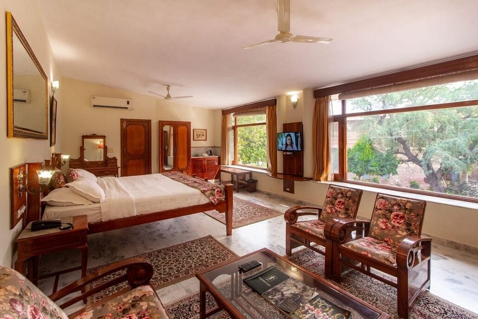 Iron/ironing board, WiFi (free)