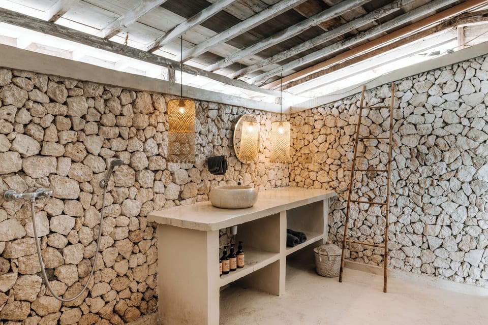 Standard Bungalow | Bathroom | Shower, free toiletries, towels, soap