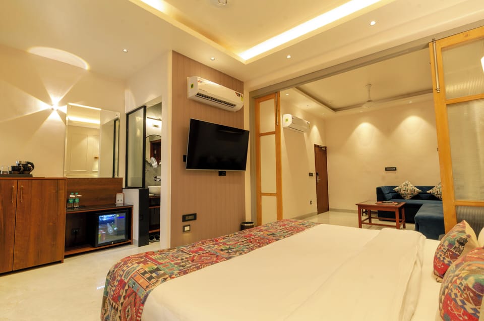 Luxury Suite, 1 Bedroom, Non Smoking | In-room safe, individually furnished, desk, blackout drapes