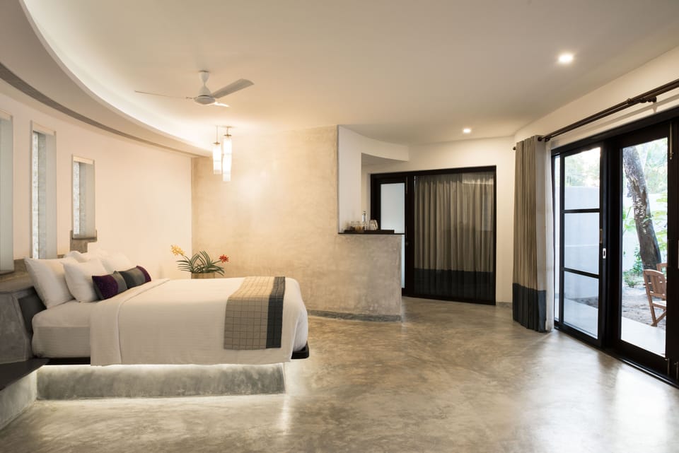 White Pearl | Minibar, in-room safe, desk, blackout drapes