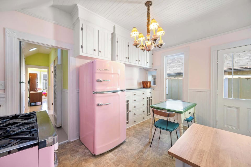 Fully equipped kitchen with dining table