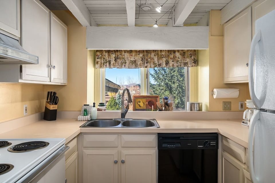 Townhome, 2 Bedrooms | Private kitchen | Coffee/tea maker, fridge, oven, electric kettle