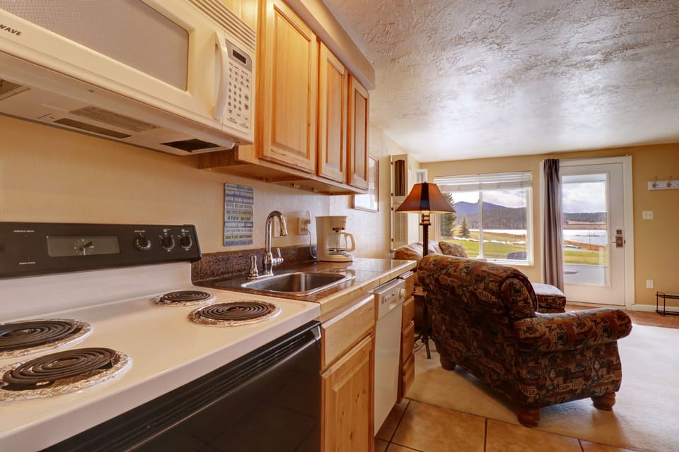 Condo, 1 Bedroom | Private kitchen | Fridge, oven, coffee/tea maker, toaster