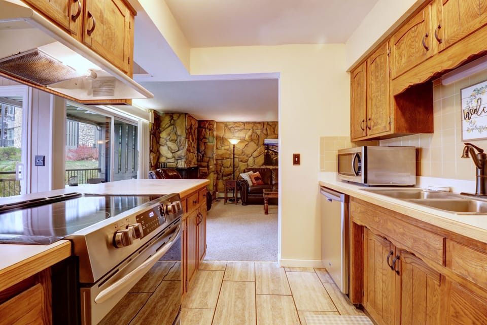 Condo, 2 Bedrooms | Private kitchen | Fridge, oven, coffee/tea maker, toaster