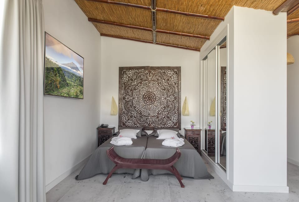 Junior Studio Suite, Sea View | Premium bedding, minibar, in-room safe, desk