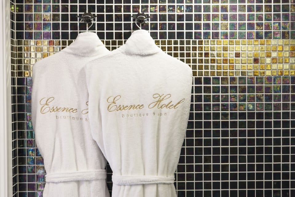 Junior Studio Suite, Sea View | Bathroom | Shower, designer toiletries, hair dryer, towels