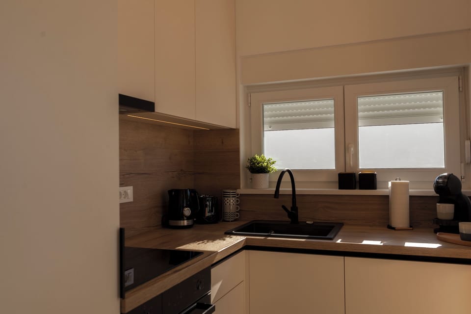 Comfort Apartment, 2 Bedrooms | Private kitchen | Fridge, microwave, oven, stovetop
