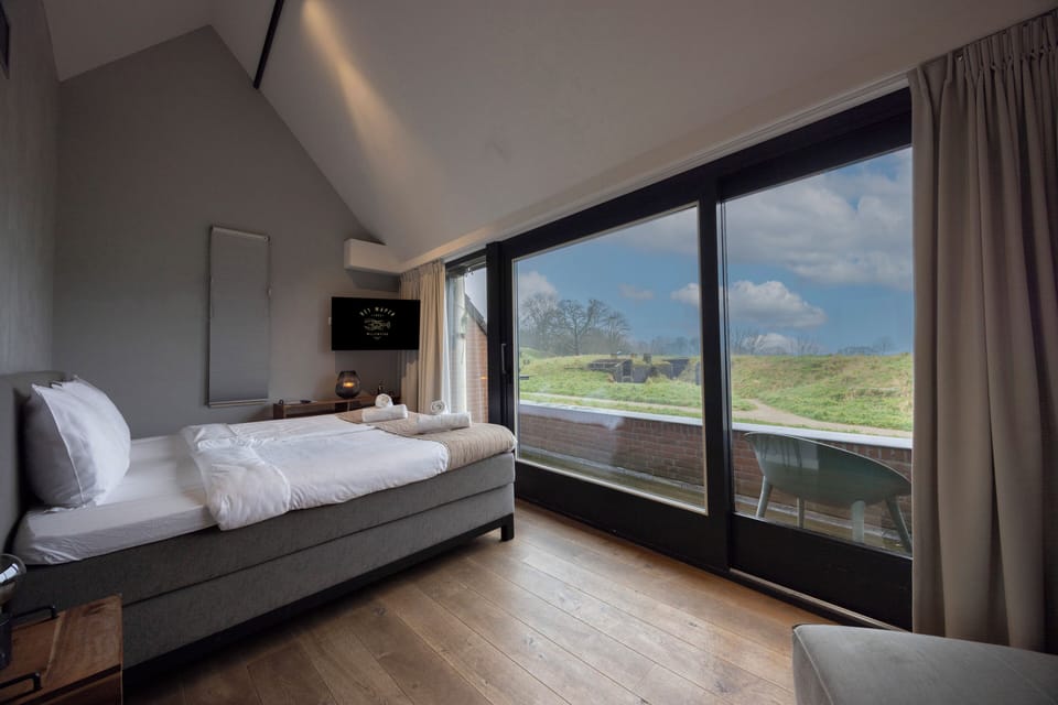 Deluxe Double Room | Cribs/infant beds, free WiFi, bed sheets