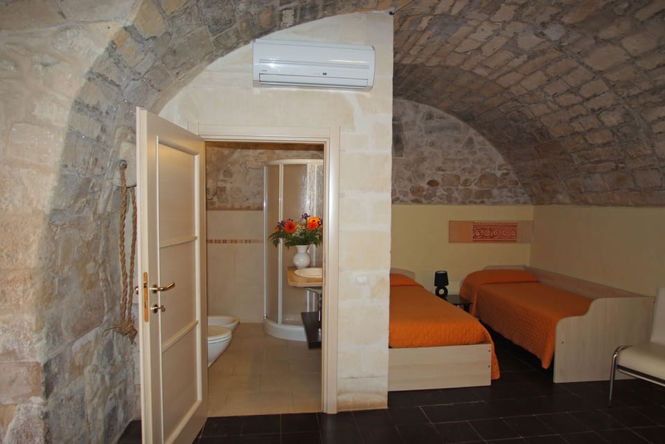 Quadruple Room | Bathroom | Shower, free toiletries, hair dryer, bidet
