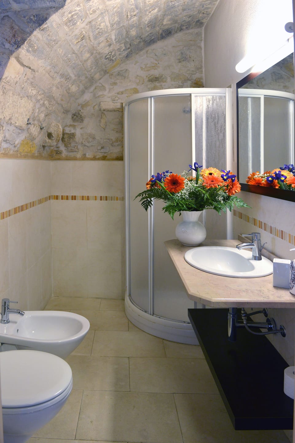 Double Room | Bathroom | Shower, free toiletries, hair dryer, bidet