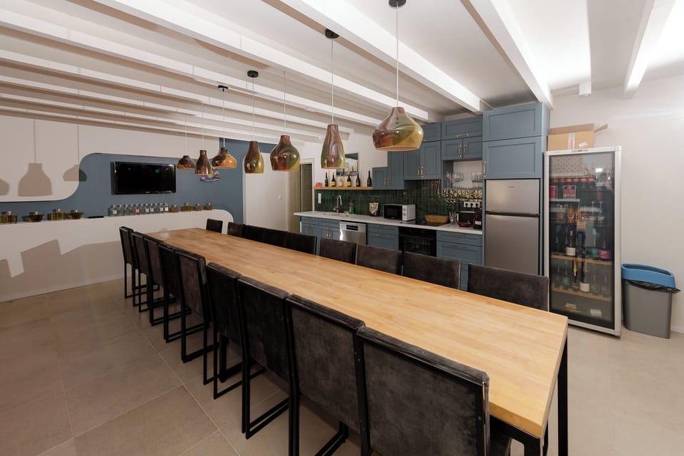 Superior Room | Shared kitchen | Fridge, microwave, oven, stovetop