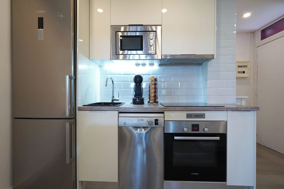 Apartment | Private kitchen | Fridge, microwave, oven, stovetop