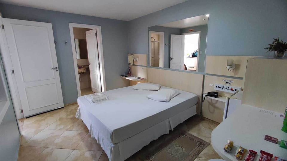 Minibar, desk, laptop workspace, free WiFi