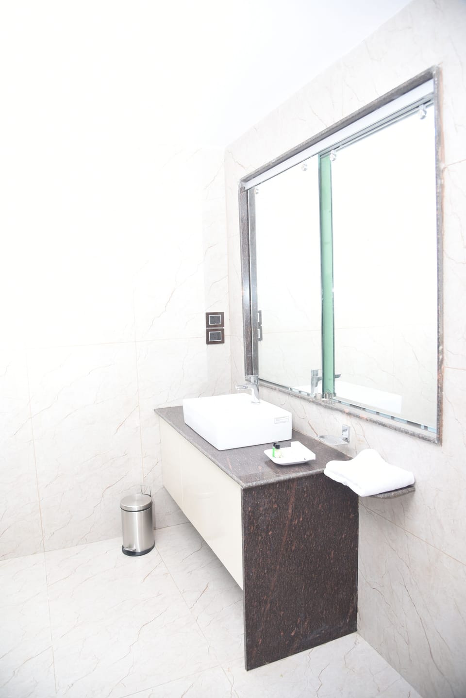 Combined shower/tub, hair dryer, slippers, bidet