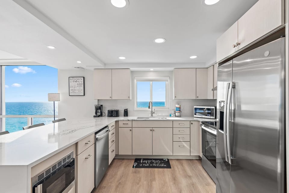 Condo, Multiple Beds (Shoreline Towers 1081) | Private kitchen | Oven, toaster