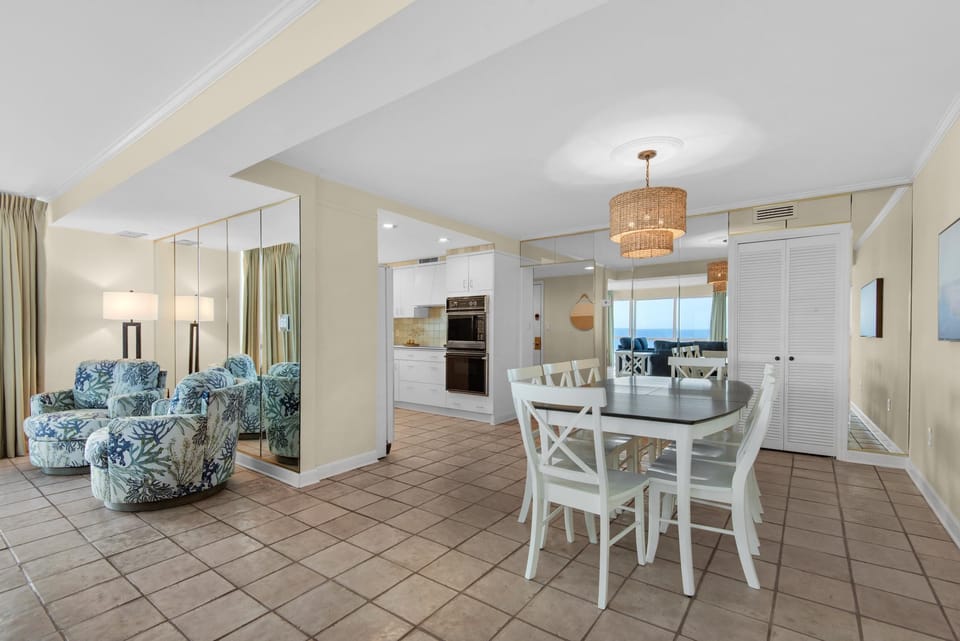 Condo, Multiple Beds (Shoreline Towers 1081) | Dining