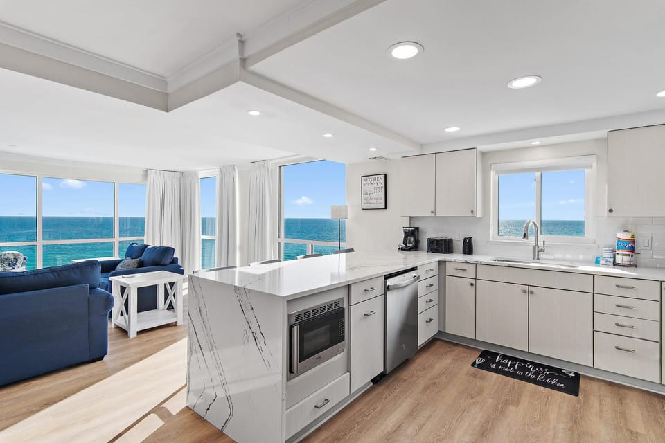 Condo, Multiple Beds (Shoreline Towers 1081) | Private kitchen | Oven, toaster