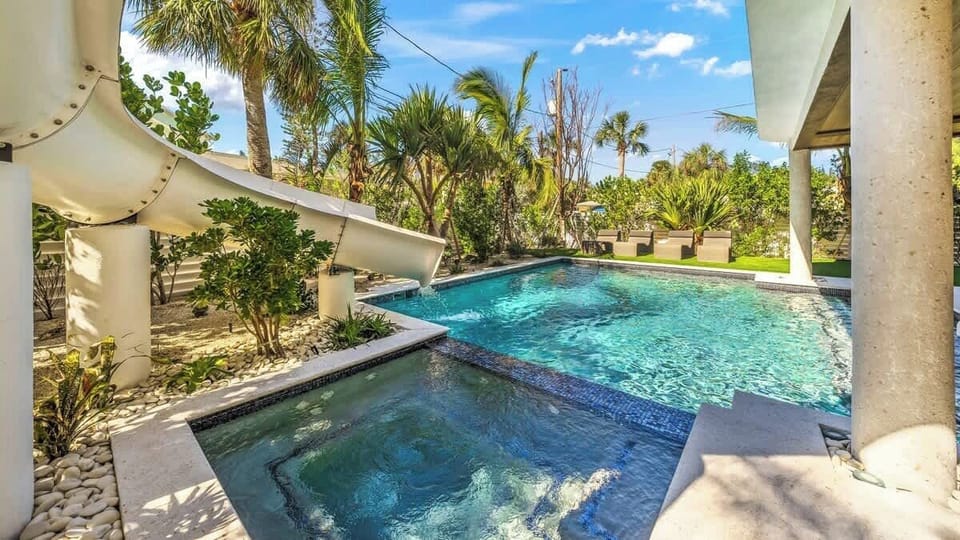 Resort Style Pool w/ Spa and Waterslide