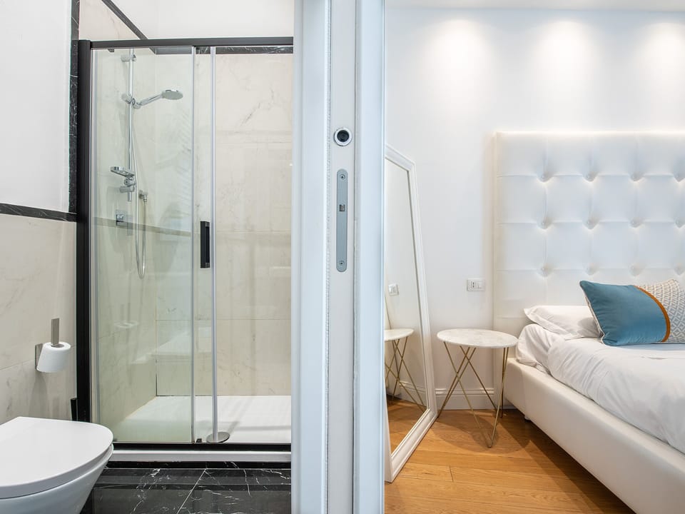 Classic Room, Balcony | Bathroom | Shower, hair dryer, bidet, towels