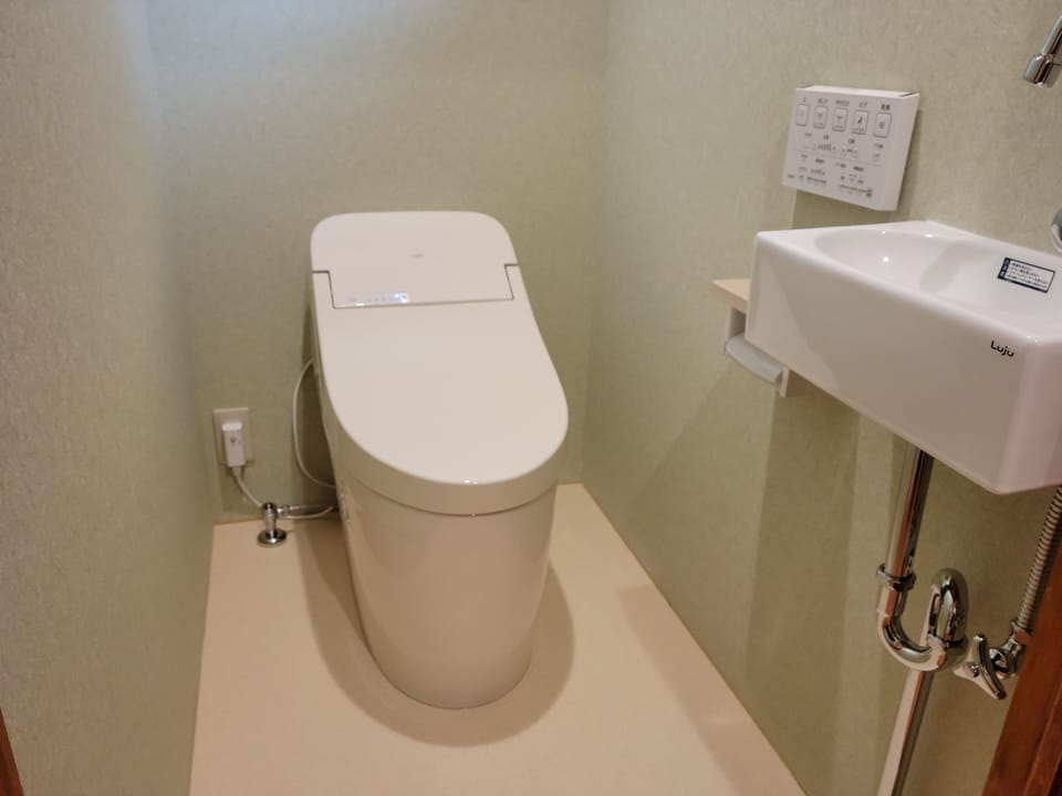 Deluxe Twin Room, 2 Twin Beds, Non Smoking, Shared Bathroom | Bathroom | Combined shower/tub, spring water tub, free toiletries