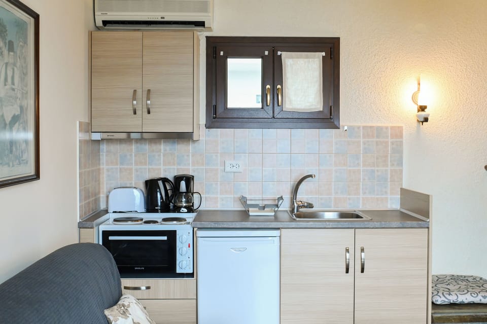 Junior Suite, Sea View | Private kitchen | Mini-fridge, oven, stovetop