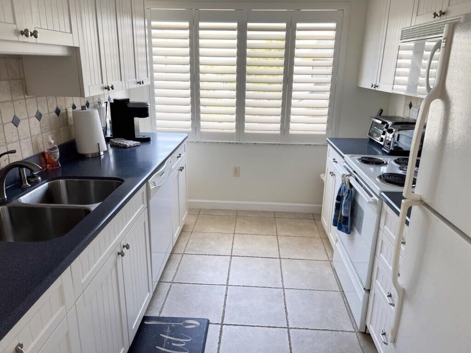 La Coquina 2BR – Beachfront w/ Pool & Views (534)