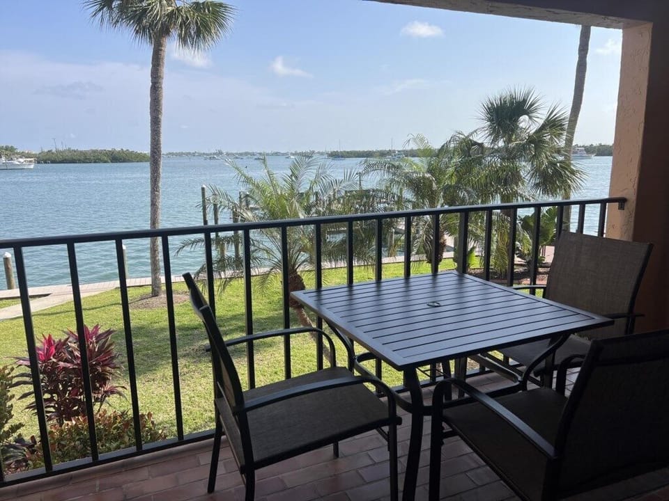El Galeon – Bay Views, Beach Access & Pool (253)