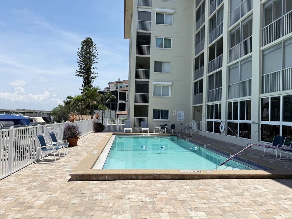 2BR - Dolphins & Bay Views Just Steps to Beach (2983)