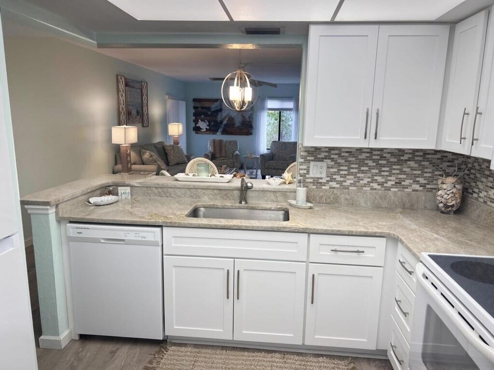 Relax at Tamarind – 2BR End Unit by Beach & Bay (726)