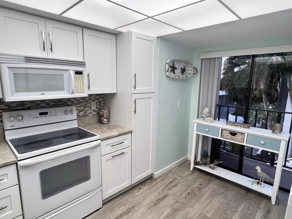 Relax at Tamarind – 2BR End Unit by Beach & Bay (724)