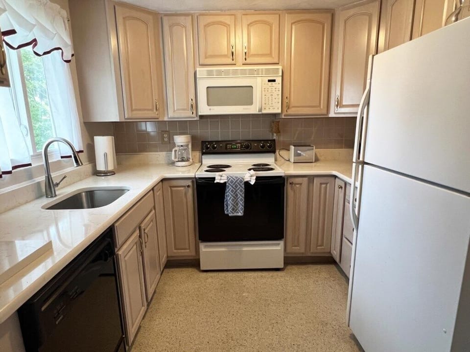 Retro Retreat – Canal-Front 2BR Close to Beach (144)