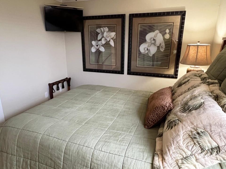 Waterfront Luxury - Bay Breezes & Loft Lounge (704)