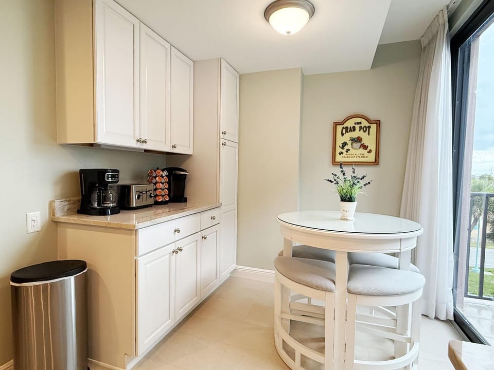 Stylish Gulf Condo - Walk to Beach, Pool & Dining (4365)