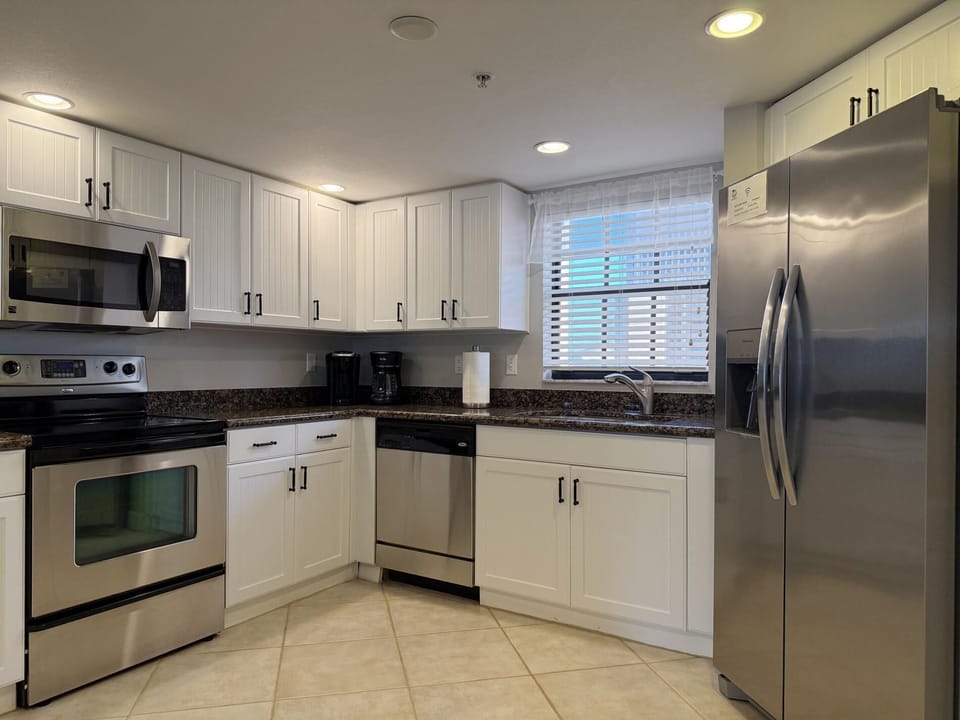 The Palms – 3BR Condo with Balcony & Pool (3367)
