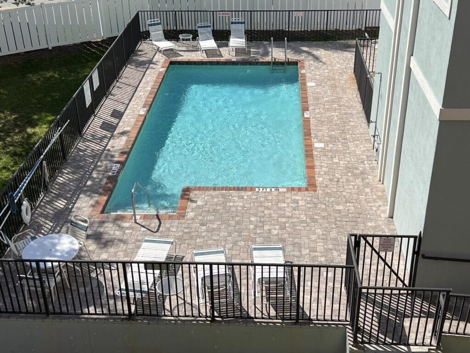 The Palms – 3BR Condo with Balcony & Pool (358)